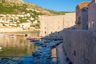 Dubrovnik Hırvatistan Kasım 2020 Dubrovnik kasabasının körfez bölgesi, limana demirlemiş küçük tekneler. Limanı çevreleyen eski şehir duvarları ünlü seyahat noktasında.