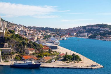 Dubrovnik Hırvatistan Ekim 2020 Dubrovnik kentinin körfez alanının Panorama 'sı, büyük köprünün önündeki kasabaya giriş yaptı. Açık mavi denizle güneşli sıcak bir gün.