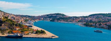 Dubrovnik Hırvatistan Ekim 2020 Dubrovnik kentinin körfez alanının Panorama 'sı, büyük köprünün önündeki kasabaya giriş yaptı. Açık mavi denizle güneşli sıcak bir gün.