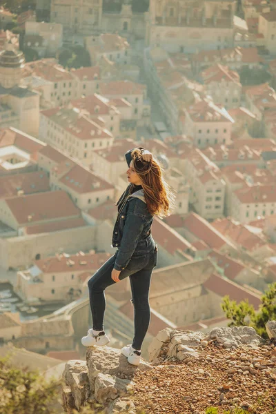 Dikey Olarak Antik Dubrovnik Şehrinin Üzerinde Poz Veren Çekici Bir — Stok fotoğraf