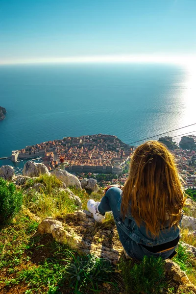 Vertical Shot Brunette Girl Sitting Top Srd Mountain Looking Ancient — Stock Photo, Image