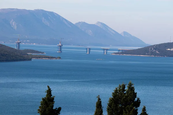 Hırvatistan 'da Peljesac adasını Hırvatistan anakarasına bağlayan ve Bosna Neum bölgesini çevreleyen uzak bir köprü manzarası