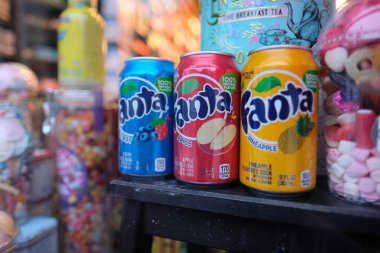Cambridge UK Aralık 2020 Mavi renkli böğürtlen, kırmızı elma aromalı ve sarı ananas konservesinde sergilenen üç Fanta kutusu