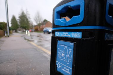 Cambridge UK Aralık 2020 Çöp bidonları Cambridge sokaklarında, mavi çöp bidonları odak noktasında