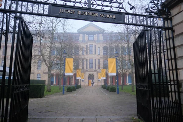Cambridge UK Aralık 2020 Cambridge Hakim İşletme Okulunun ön bahçesi, soğuk sisli bir Aralık günü