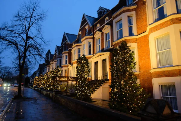 Flera Festliga Inredda Hus Cambridge Stad Människor Sätta Julgranar Framför — Stockfoto