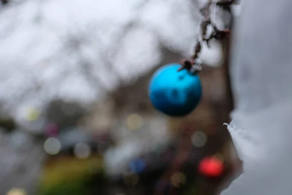 Primer Plano Pequeño Adorno Navidad Colgado Árbol Calle Frente Una —  Fotos de Stock