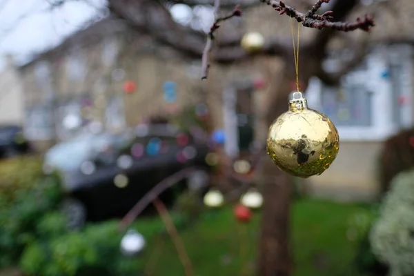 Primer Plano Pequeño Adorno Navidad Colgado Árbol Calle Frente Una —  Fotos de Stock