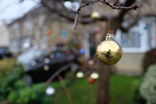 Primer Plano Pequeño Adorno Navidad Colgado Árbol Calle Frente Una —  Fotos de Stock