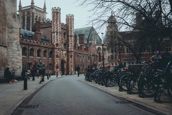Aralık 2020 'de Cambridge Uk Saint John' s caddesi kışın John 's kolejinin önünde, soğuk ve nemli bir atmosfer. İnsanlar yanından geçiyor, egzersiz yapıyor, birkaç bisiklet park ediyor.