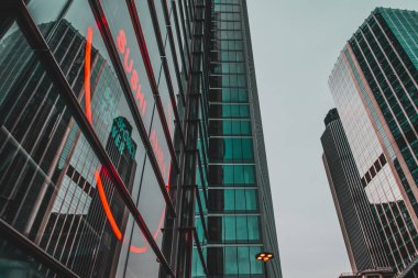 Londra İngiltere Ocak 2021 Sushi Samba restoranı için parlayan kırmızı neon tabela, Londra finans bölgesinde devasa gökdelenlerle çevrili ünlü bir restoran reklamı