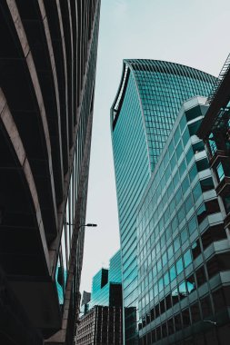 Londra 'nın finans bölgesi olan diğer binaların üzerinde yükselen 20 Fenchurch Caddesi kıvrımlı gökdeleninin görüntüsü.