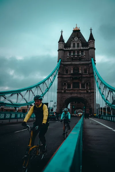 London January 2021 Vertical Shot Tower Bridge People Cycling Bridge — Stock Photo, Image