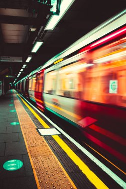 Londra Birleşik Devletleri Ocak 2021 Londra Metro metrosu istasyon platformuna yaklaşıyor, uzun süre hareketsiz kalarak hareket etti. Dikey karanlık karamsar çekim