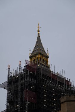 Londra İngiltere Şubat 2021 Big Ben kulesi UKs ulusal tecrit sırasında onarıldı ve restore edildi.