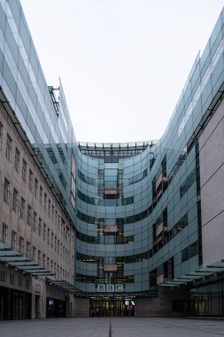 Londra Birleşik Devletleri Şubat 2021 'de Londra şehir merkezindeki BBC ofis binasının dikey görüntüsü, önü bomboş.