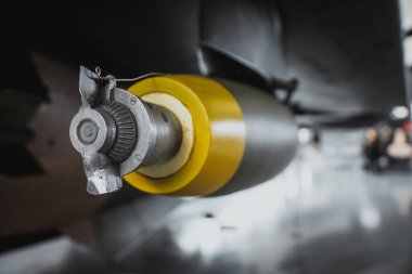 Bir savaş uçağının kanadına bağlı güdümsüz bir bombanın yakın görüntüsü. Suriye, Irak ve Afganistan 'da bombalama ve modern savaş kavramları.