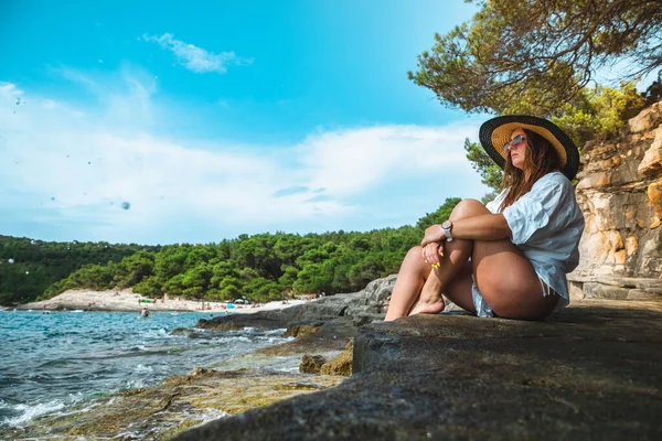 Wider Shot Attractive Brunette Sitting Rock Beach Croatia Amazing Summer — Stock Photo, Image