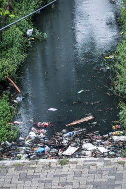 Jakarta / Endonezya - 29 Eylül 2020. Nehrin kıyılarını dolduran çöplük.