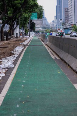Jakarta, Endonezya - 25 Ekim 2020. Jalan Sudirman, Jakarta 'da özel yeşil bir bisiklet yolu.