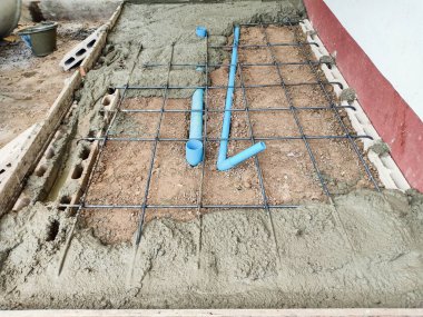 Dikdörtgen çerçeve yapısına havan topu dökülüyor.