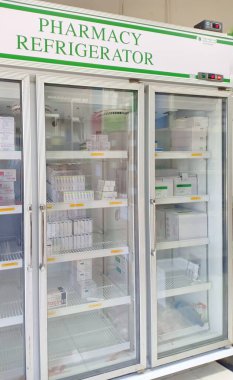 Chiangrai, Tayland, Nisan 2020: Birçok uyuşturuculu eczane buzdolabı