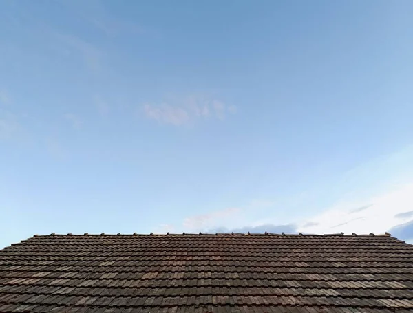 Antigo Telhado Azulejo Com Céu Azul Claro — Fotografia de Stock