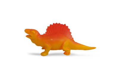 beyaz arkaplanda izole edilmiş sarı-kırmızı dinozor oyuncağı gölge, yansıma ve kırpma yolu ile.