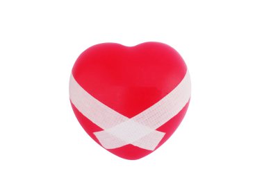 Organ bağışı işareti: Kırmızının kalbi beyaz arka planda izole edilmiş kırpma yolu ile beyaz bandajlarla sarılmış.