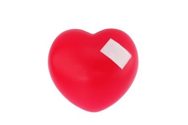 Kırmızının kalbi beyaz alçıyla onarıldı. Kırpma yolu ile beyaz arka planda izole edildi. Parçalanmış aile kavramı, boşanma, kalp hastalığı ve diğerleri..