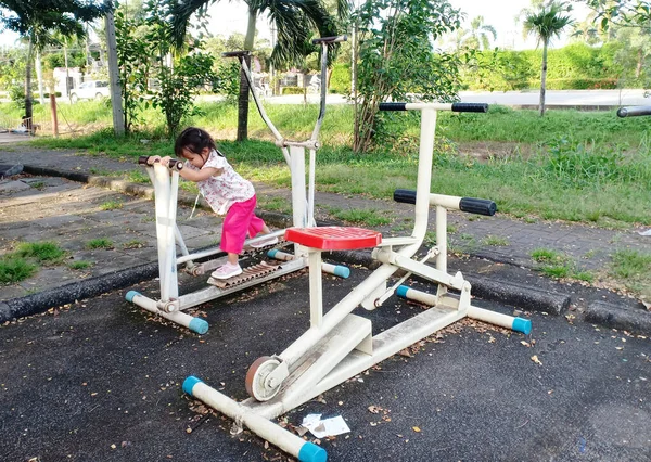 Parktaki spor salonundaki koşu bandında bir Asyalı kız egzersizi..