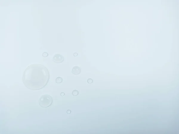 Helder Water Druppels Witte Achtergrond Met Gratis Kopieerruimte — Stockfoto