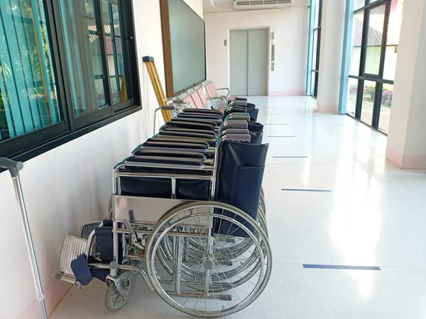 Reihe Von Rollstühlen Flur Eines Modernen Krankenhauses — Stockfoto