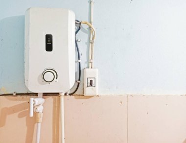 Banyonun duvarına bedava fotokopi alanı olan elektrik şalteri takılı beyaz hazır su ısıtıcısı. Önce güvenlik kavramı.