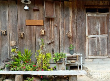 Bitki ve çiçeklerle süslenmiş ahşap bir duvar..
