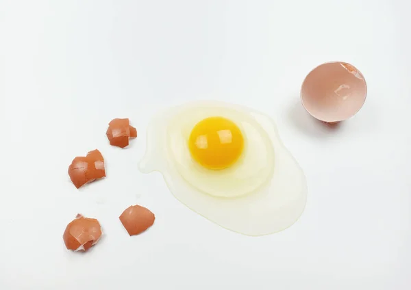 Одно Сырое Куриное Яйцо Желтком Прозрачное Белое Яйцо Трех Слоях — стоковое фото