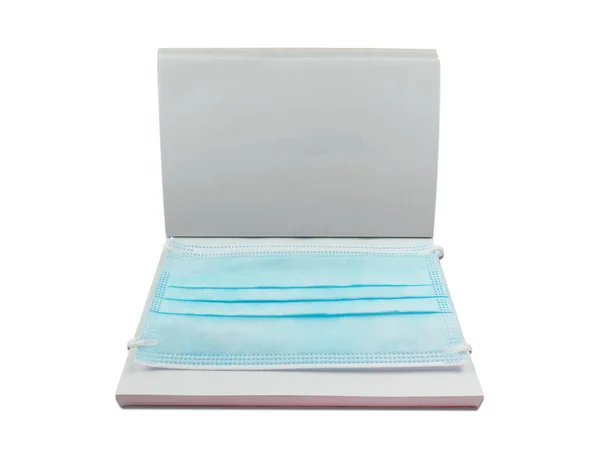 白のノートやスケッチブック上の青い顔のマスククリッピングパスと白の背景に隔離 — ストック写真