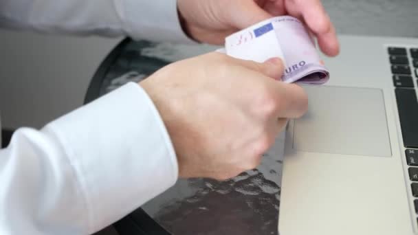 Beyaz bir adam internetten para kazandı. Avro banknotlarını sayar. — Stok video