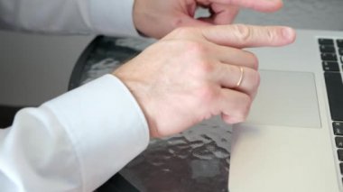 Beyaz bir adam internetten para kazandı. Yorgun ve para içinde yüzüyordu..