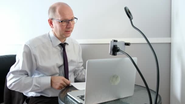 Caucasian man, consultant, talking on a conference call. — Stock Video