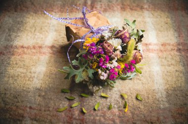 Kese kağıdında farklı renkte bir buket.