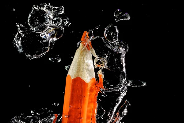 Kleurpotlood onder water met de bubbels van lucht. — Stockfoto