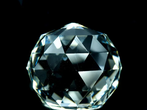 Objet en forme de boule de cristal avec éclairs lumineux . — Photo