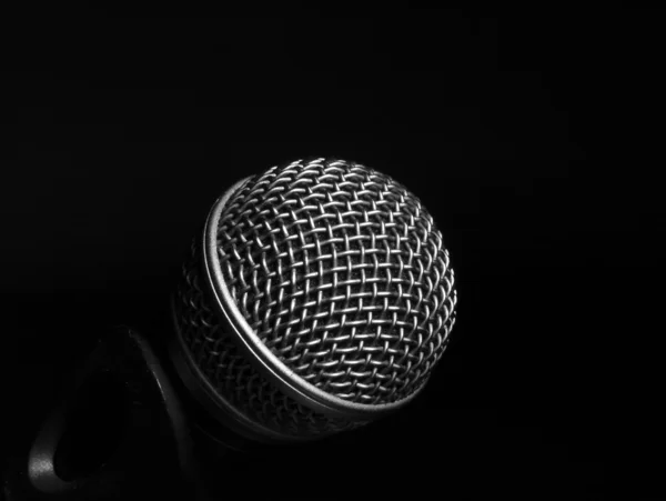 Mikrofon siyah.