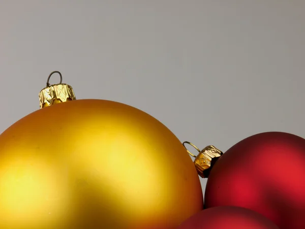 Christbaumkugeln rot und gold. — Stockfoto