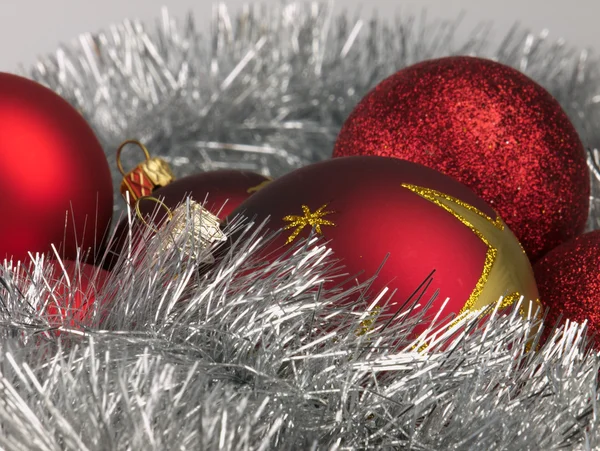 Rood bauble kerstboom. — Stockfoto