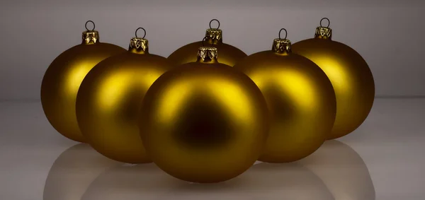 Un gran árbol de navidad. El color del oro . — Foto de Stock