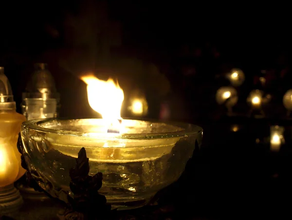 Brennende Kerzen auf dem Grab. — Stockfoto