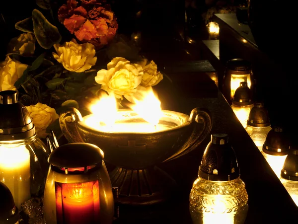 Velas encendidas en la tumba . — Foto de Stock