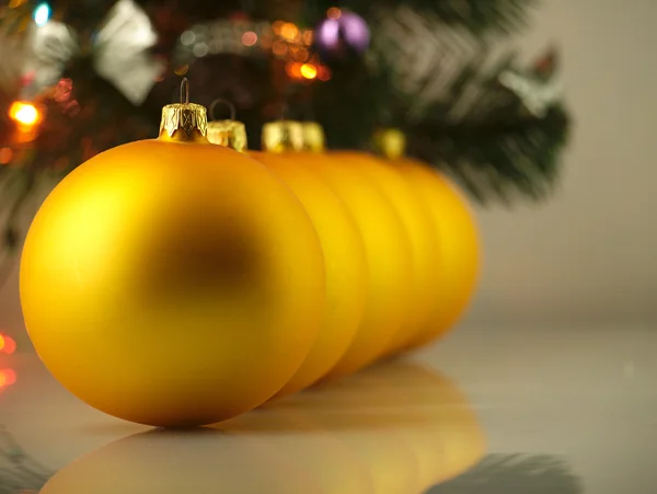 Gran adorno dorado árbol de Navidad . — Foto de Stock